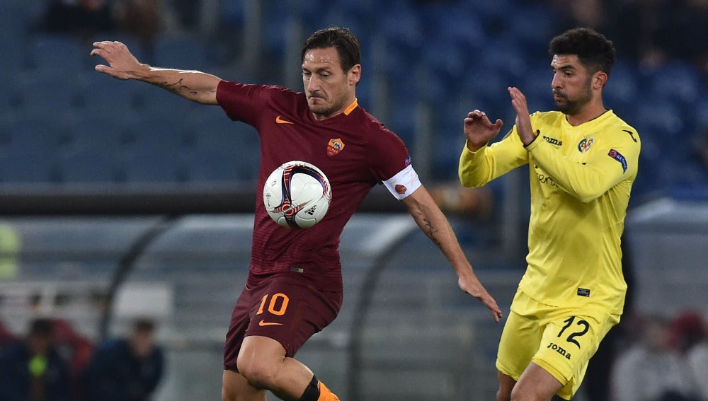 Francesco Totti pelea un balón con Mussachio