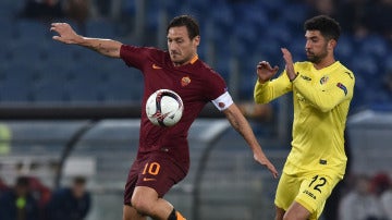 Francesco Totti pelea un balón con Mussachio