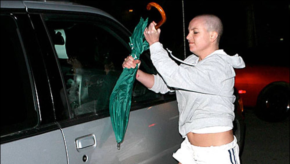 Britney Spears agrediendo a un fotógrafo con un paraguas