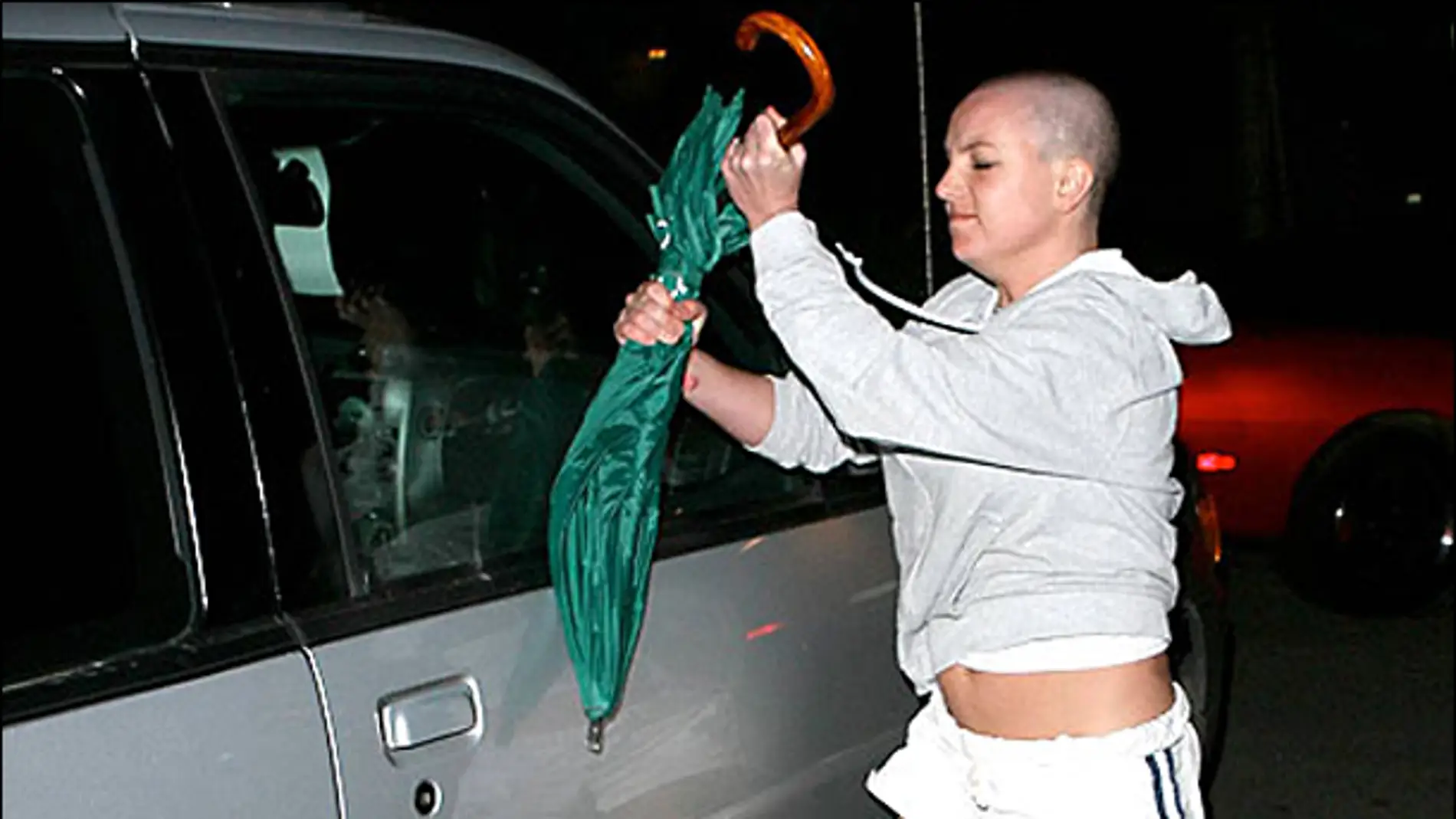 Britney Spears agrediendo a un fotógrafo con un paraguas