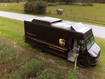 Frame 25.301333 de: UPS prueba la entrega a través de drones que despegan del techo de las furgonetas en itinerancia 