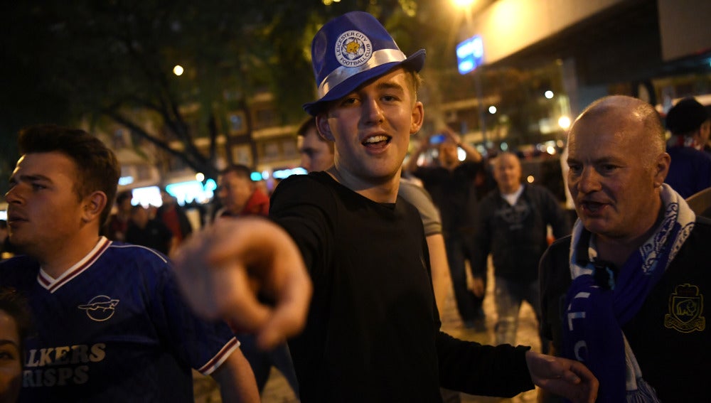 Varios aficionados del Leicester, antes del partido contra el Sevilla en el Pizjuán