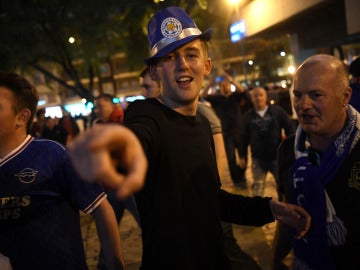 Varios aficionados del Leicester, antes del partido contra el Sevilla en el Pizjuán