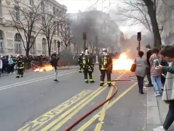 Frame 13.198504 de: Disturbios en una manifestación en París contra la violencia policial Frame 13.198504 de: Disturbios en una manifestación en París contra la violencia policial