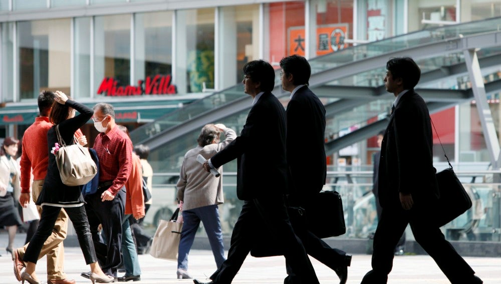 Empresarios caminan por una calle en Tokio (Japón)
