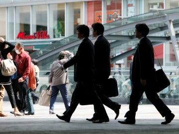 Empresarios caminan por una calle en Tokio (Japón)