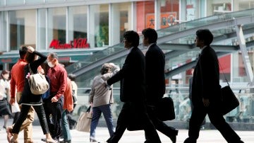 Empresarios caminan por una calle en Tokio (Japón)