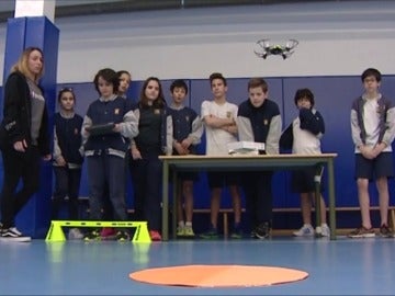 Frame 32.648924 de: Los profesores se pueden apoyar en drones para explicar las asignaturas