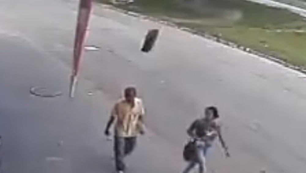Momento en el que un neumático golpea a un hombre