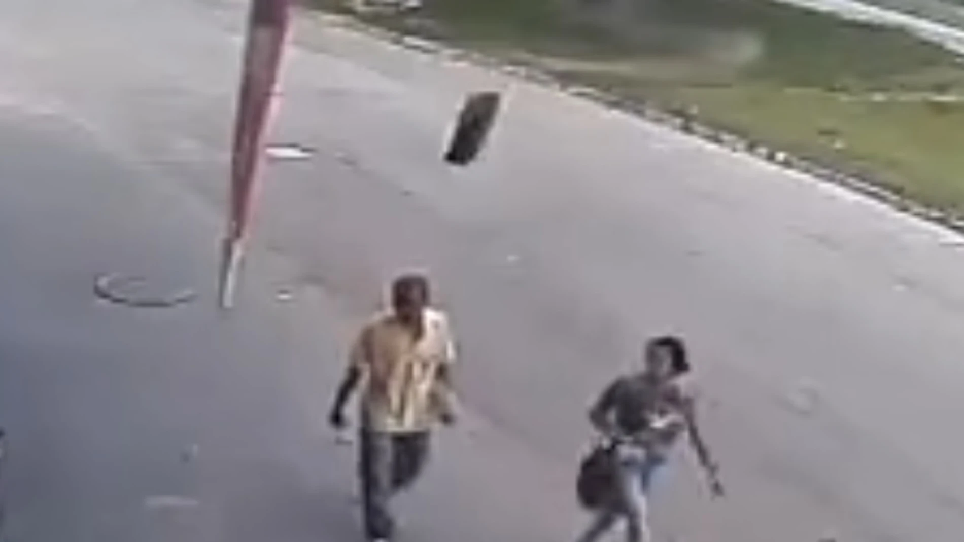 Momento en el que un neumático golpea a un hombre Momento en el que un neumático golpea a un hombre