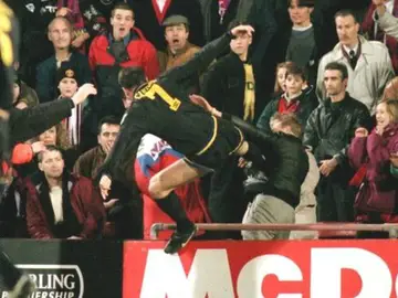 Cantona da una patada a un aficionado Cantona da una patada a un aficionado