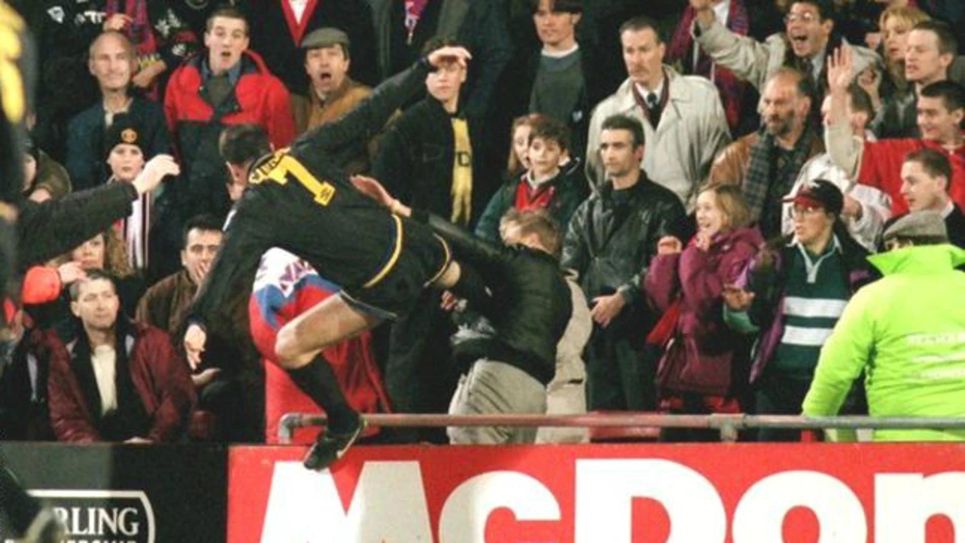 Cantona da una patada a un aficionado Cantona da una patada a un aficionado
