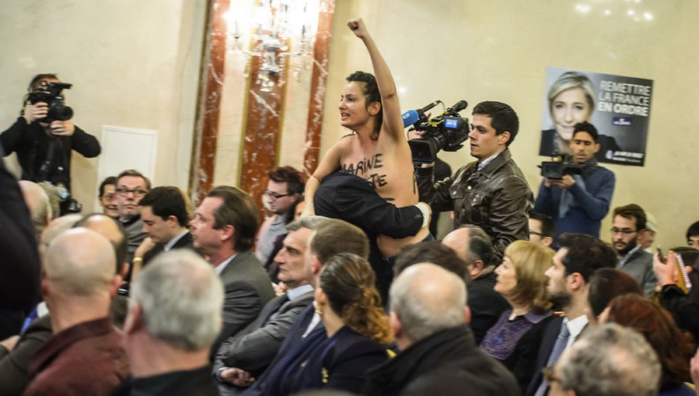 Una activista de Femen interrumpe un mitin de Le Pen
