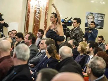Una activista de Femen interrumpe un mitin de Le Pen Una activista de Femen interrumpe un mitin de Le Pen
