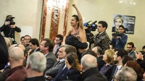 Una activista de Femen interrumpe un mitin de Le Pen Una activista de Femen interrumpe un mitin de Le Pen