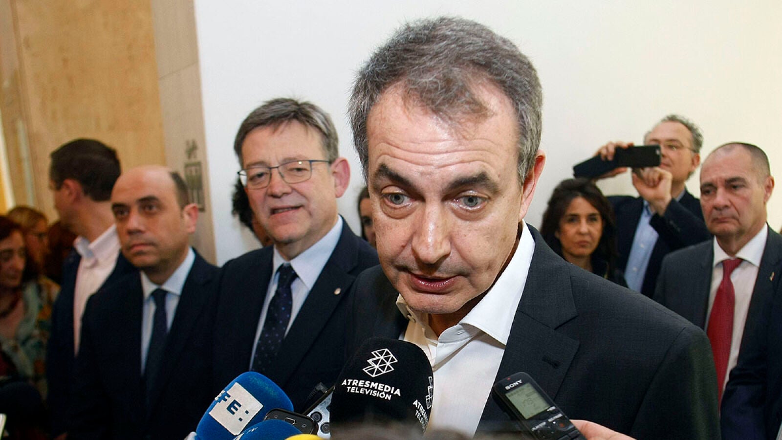 Zapatero defiende a Susana Díaz: 