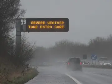 Un cartel luminoso advierte la precaución por la 'Tormenta Doris' Un cartel luminoso advierte la precaución por la 'Tormenta Doris'