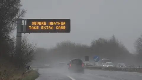 Un cartel luminoso advierte la precaución por la 'Tormenta Doris' Un cartel luminoso advierte la precaución por la 'Tormenta Doris'