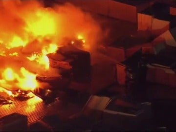 Frame 10.23583 de: Espectacular incendio en un edificio en construcción en Filadelfia