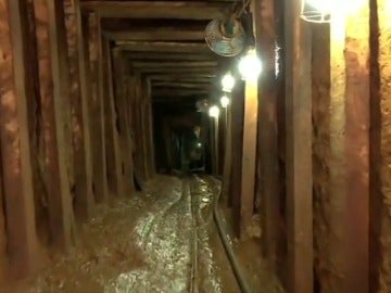 Frame 13.758793 de: Descubren un túnel de 50 metros bajo la prisión de Porto Alegre, en Brasil