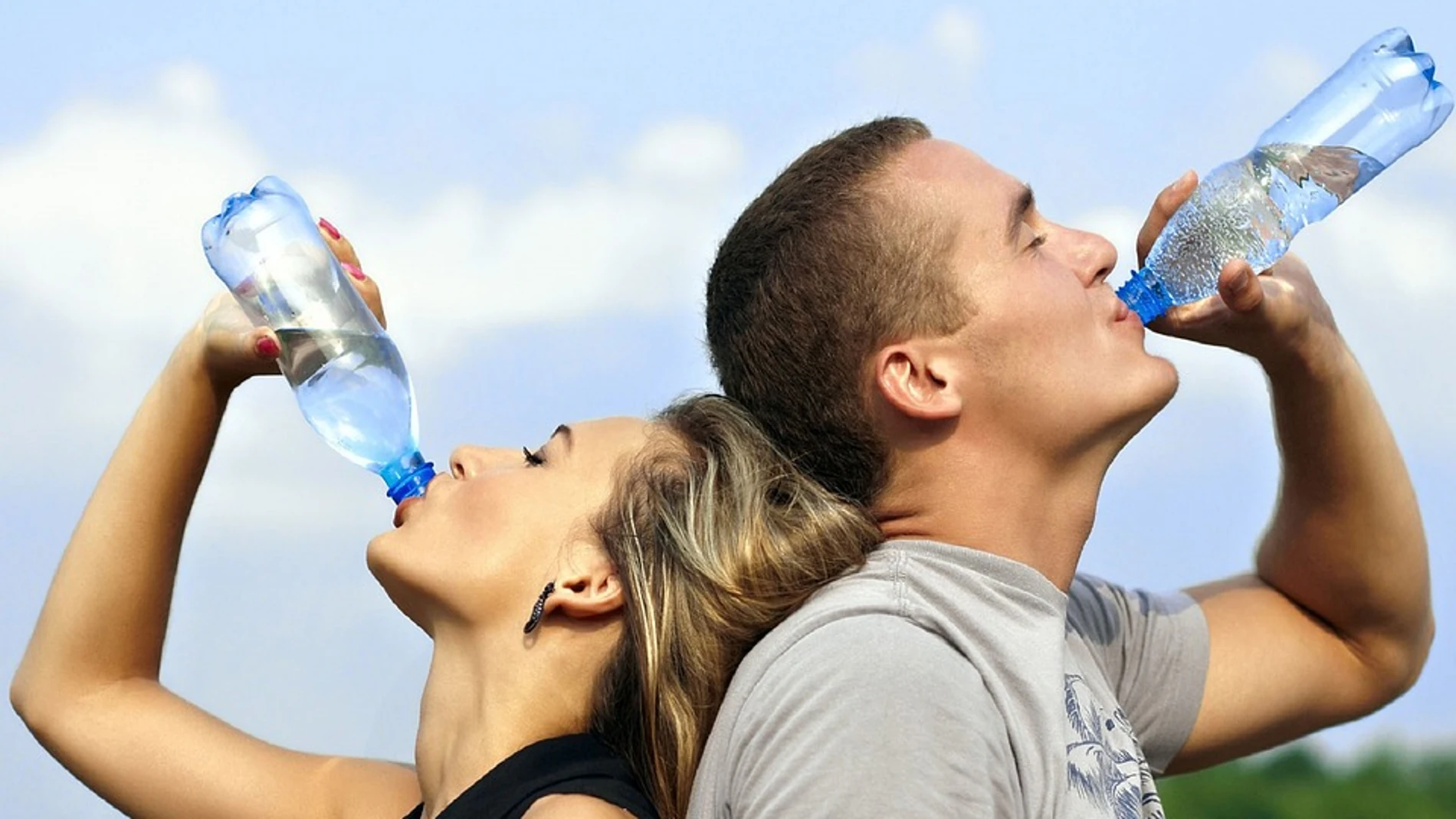 Una pareja bebe agua para hidratarse Una pareja bebe agua para hidratarse