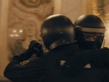 Frame 16.658864 de: ¿Qué hacen dos policías antidisturbios uniformados bailando un tango en un museo de Madrid?