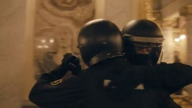 ¿Qué hacen dos policías antidisturbios uniformados bailando un tango en un museo de Madrid?