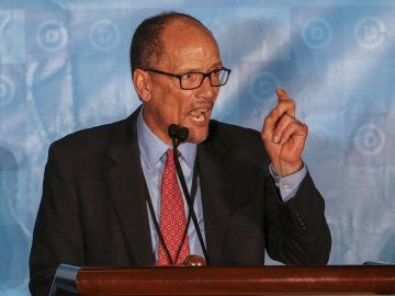 Tom Pérez, elegido presidente de los demócratas en EEUU