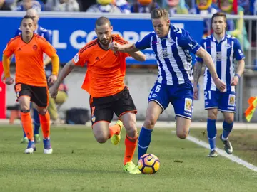Mario Suárez y Marcos Llorente disputan la posesión del balón durante el Alavés - Valencia Mario Suárez y Marcos Llorente disputan la posesión del balón durante el Alavés - Valencia