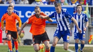 Mario Suárez y Marcos Llorente disputan la posesión del balón durante el Alavés - Valencia