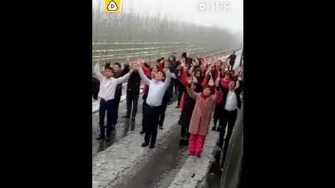 Hacen un baile en el arcén de la autopista Hacen un baile en el arcén de la autopista