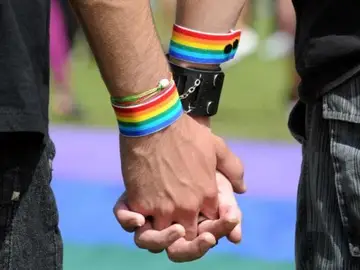 Una pareja pasea de la mano Una pareja pasea de la mano