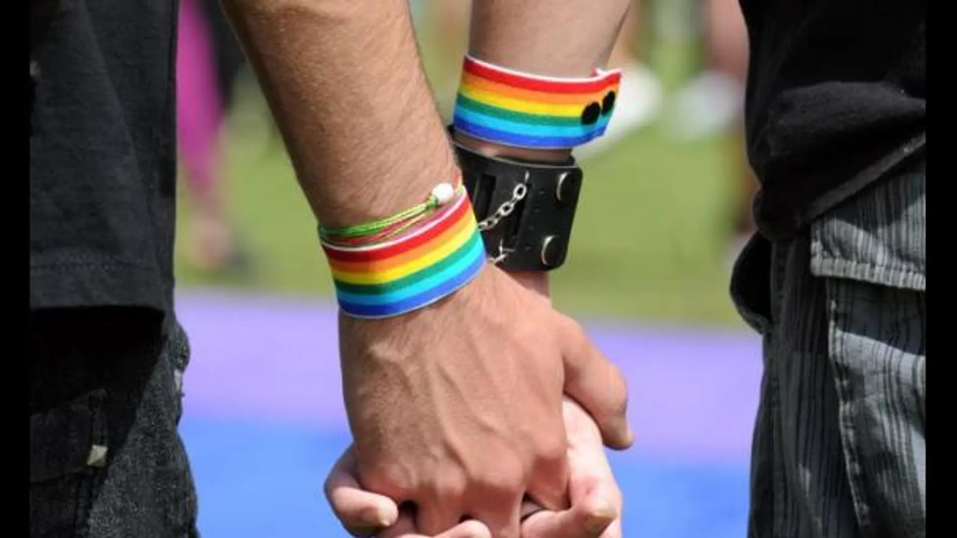 Una pareja pasea de la mano Una pareja pasea de la mano