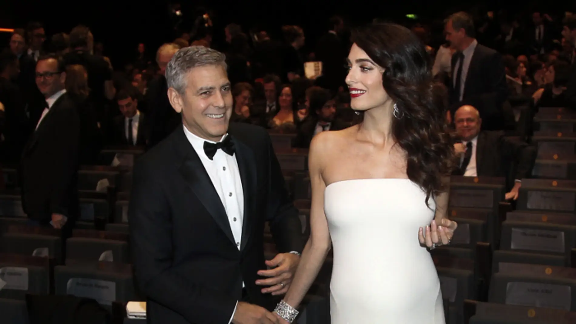 Actor George Clooney y su esposa Amal Clooney 