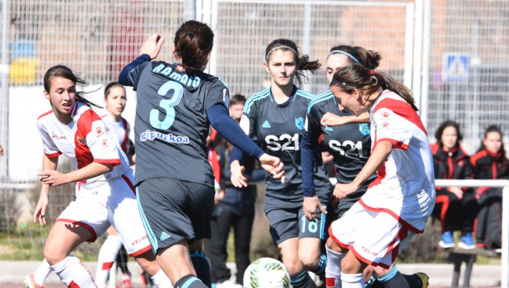 Momento del encuentro entre el Rayo Vallecano y la Real Sociedad