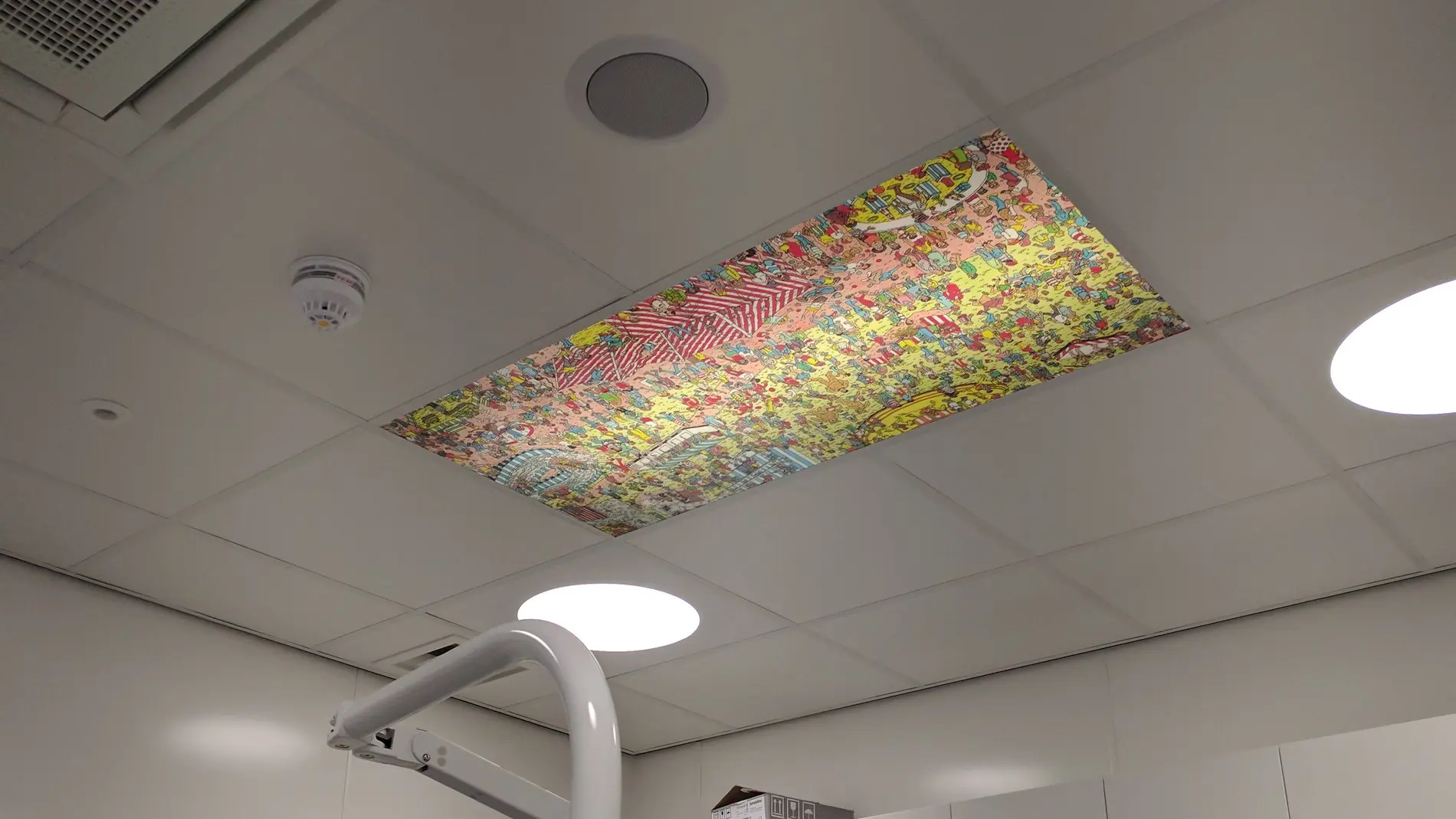 'Dónde está Wally' en el techo del dentista 'Dónde está Wally' en el techo del dentista
