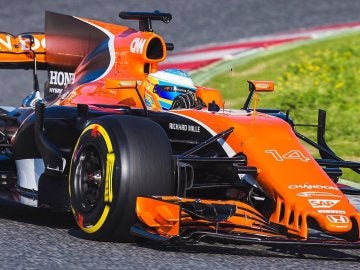 Fernando Alonso, rodando con el McLaren-Honda MCL32 en Montmeló