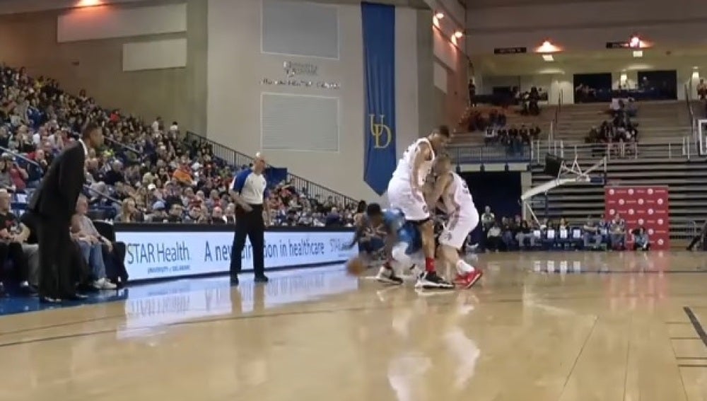 Nate Robinson, se escapa entre las piernas de un rival