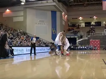Nate Robinson, se escapa entre las piernas de un rival Nate Robinson, se escapa entre las piernas de un rival