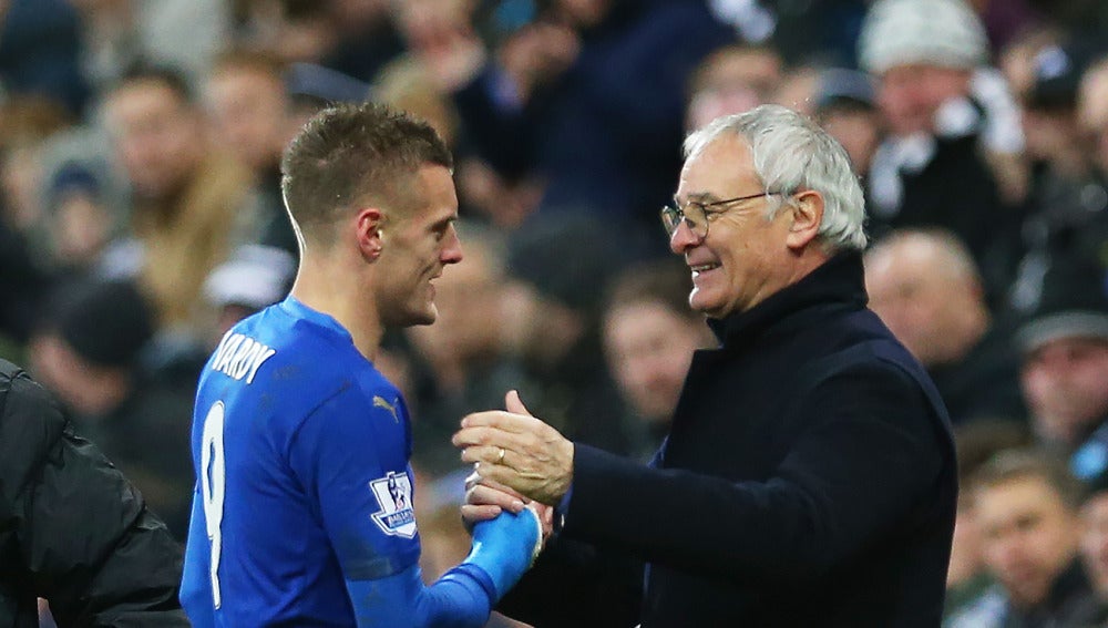 Vardy saluda a Claudio Ranieri