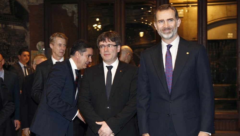 Felipe VI con Carles Puigdemont