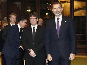 Felipe VI con Carles Puigdemont Felipe VI con Carles Puigdemont