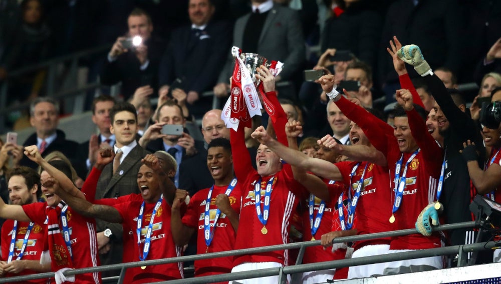 Rooney levanta la EFL Cup