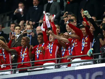 Rooney levanta la EFL Cup Rooney levanta la EFL Cup