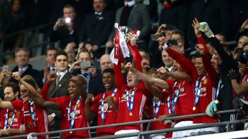 Rooney levanta la EFL Cup