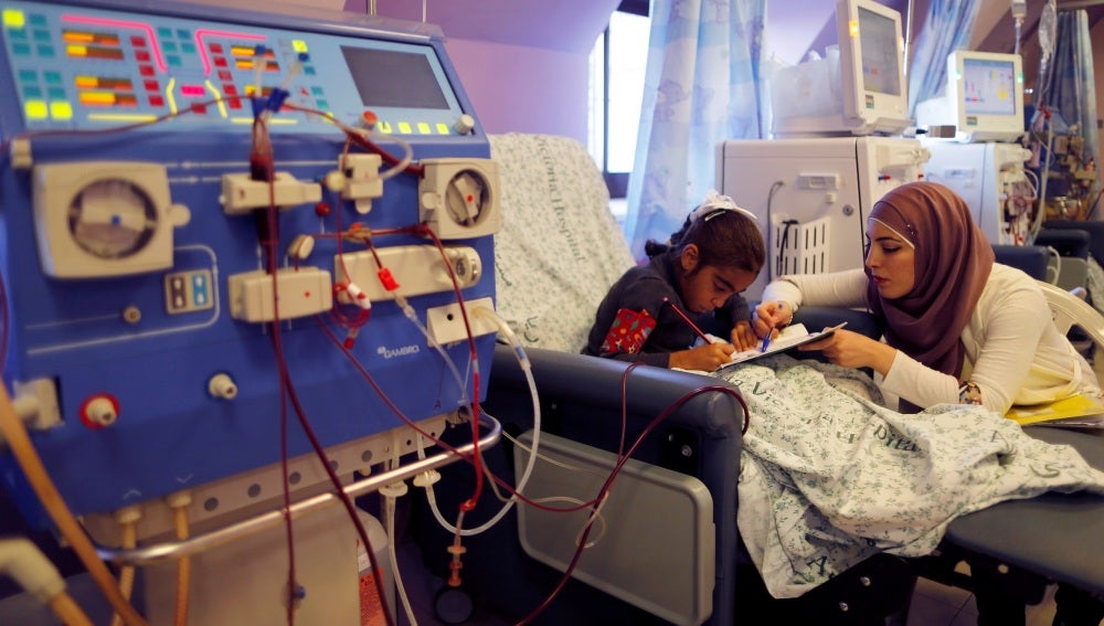 Una mujer y su hija en un hospital israelí