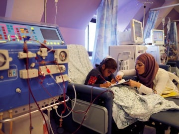 Una mujer y su hija en un hospital israelí