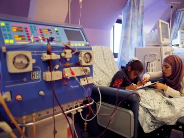 Una mujer y su hija en un hospital israelí Una mujer y su hija en un hospital israelí