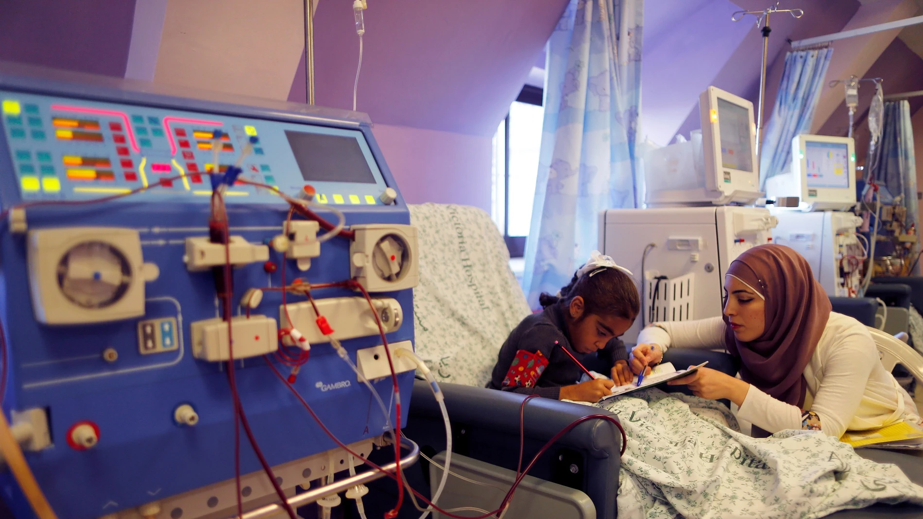 Una mujer y su hija en un hospital israelí Una mujer y su hija en un hospital israelí
