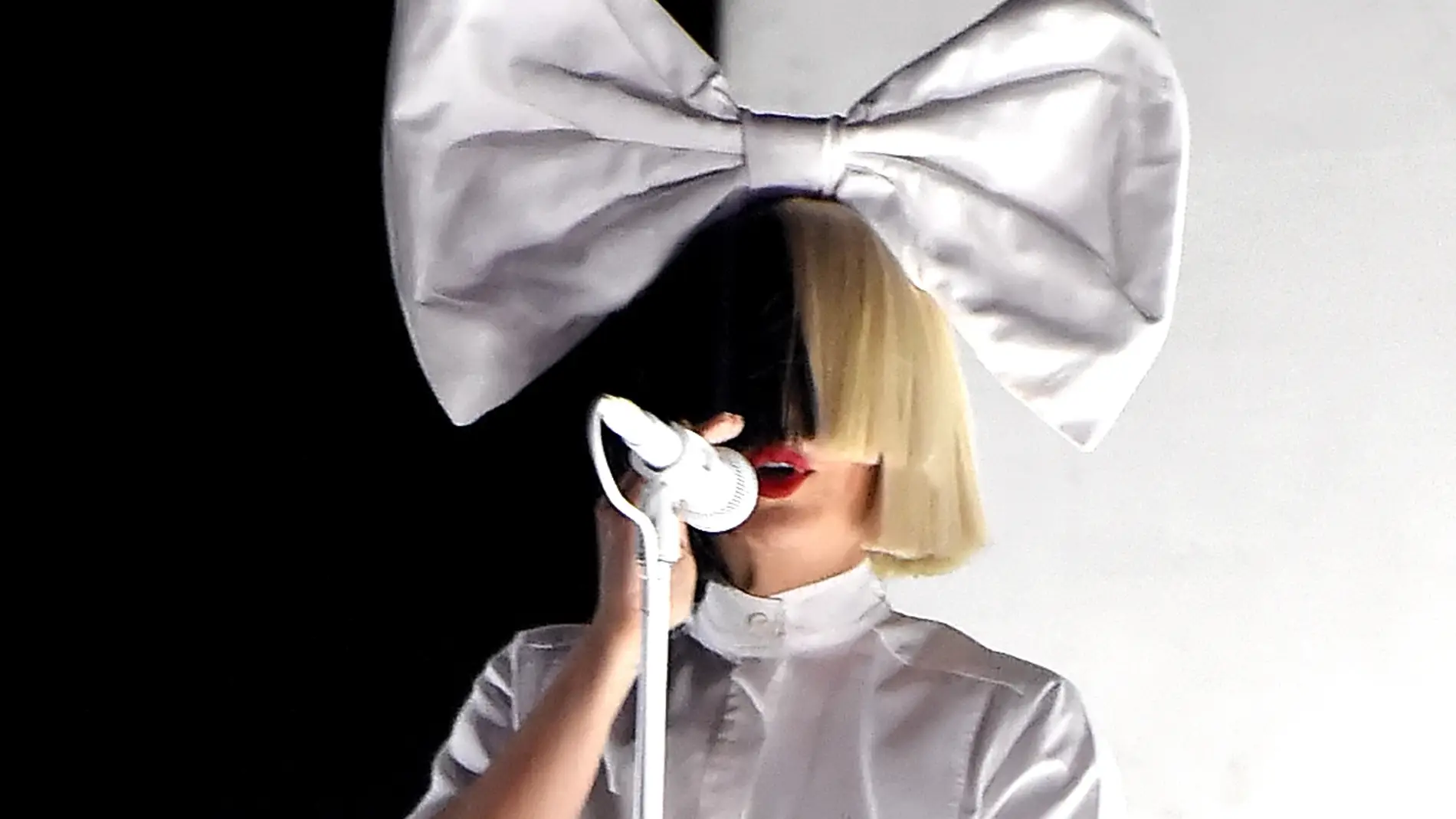 Sia durante una de sus actuaciones